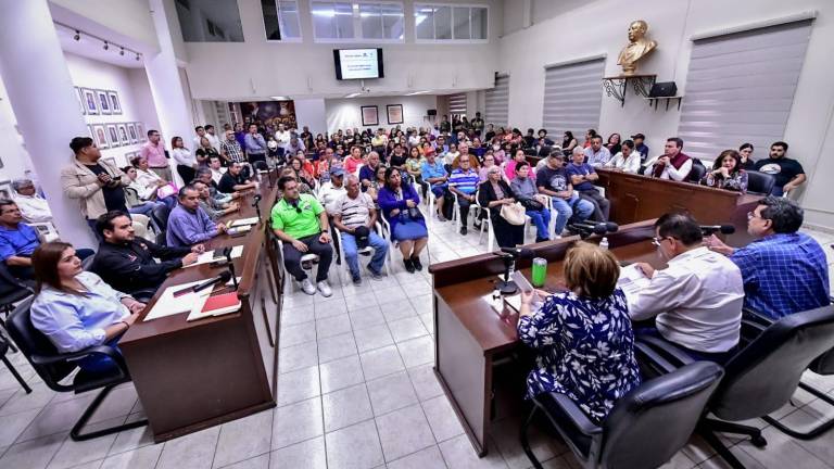 Reunión de vecinos del Hogar del Pescador en la Sala de Cabildo.