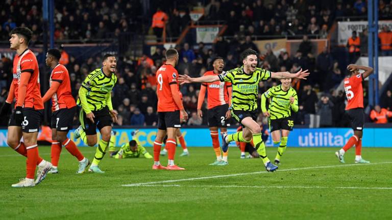 Declan Rice celebra el gol con el que le dio un dramático triunfo al Arsenal.