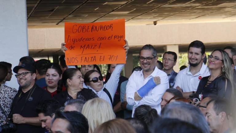 Productores agrícolas se manifiestan en un evento reclamando el pago de cosechas.