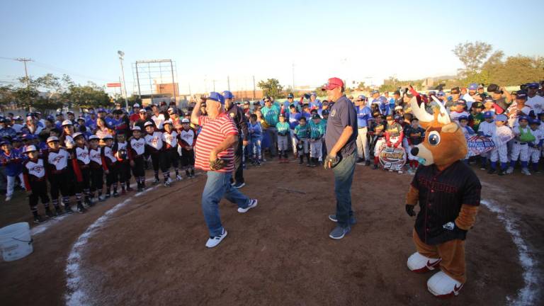 Los homenajeados lanzan la primera bola.