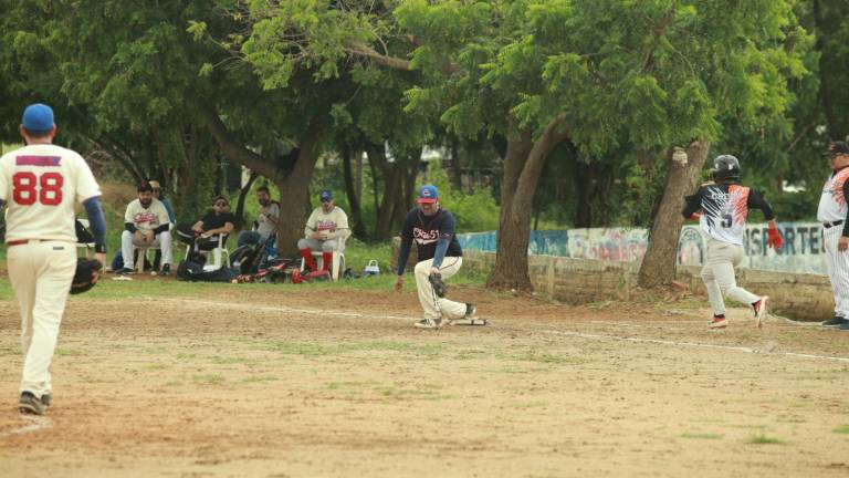Buenos encuentros se desarrollan en diferentes campos dentro de la Liga de Beisbol Magisterial.