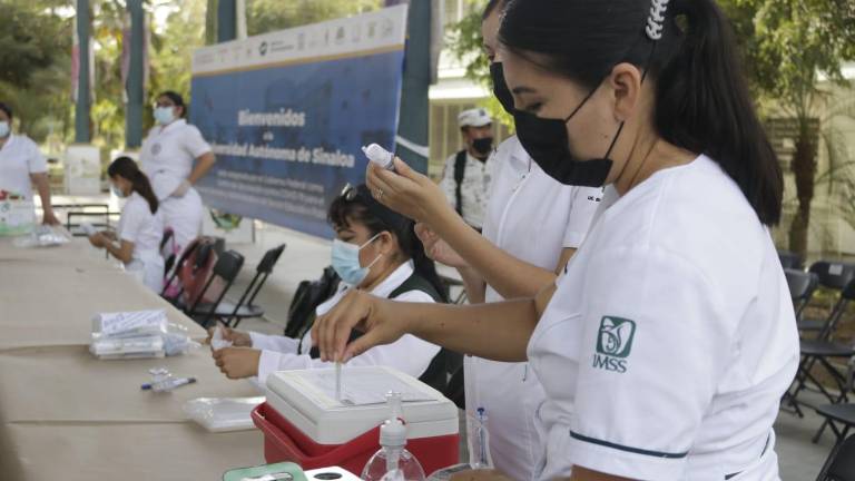 Personal educativo asistió durante el último día de inmunización contra el coronavirus.