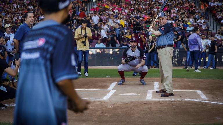 El Gobernador Rubén Rocha Moya batea en el juego del Cuadrangular del Bienestar.