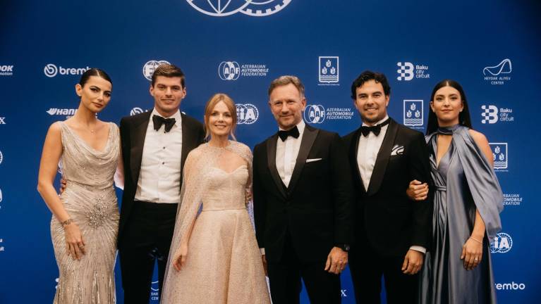 Los miembros de Red Bull con sus respectivas parejas asisten a la gala.