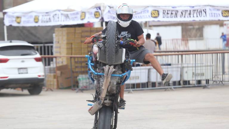 Los pilotos realizan las acrobacias más osadas.