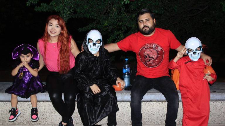 En familia, con los amigos o con los compañeros de la escuela, niños, adolescentes y jóvenes salieron a pedir dulces con disfraces clásicos de la fiesta o de los personajes favoritos.