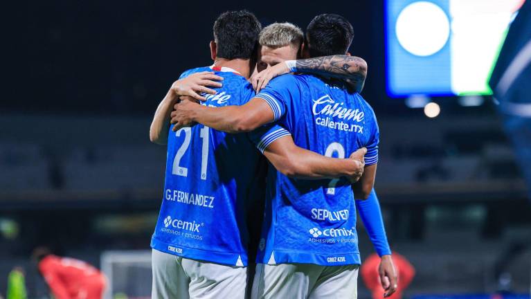 Gabriel Fernández y Ángel Sepúlveda son felicitados por el polaco Mateusz Bogusz.
