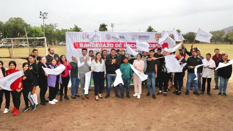 Ana Karen Val Medina encabeza el banderazo de las obras en el campo de futbol.