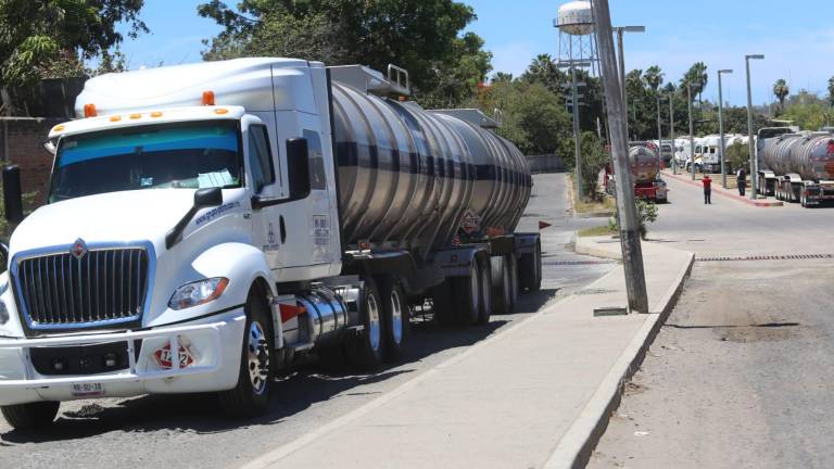 Desde Mazatlán se distribuye combustible a Culiacán.