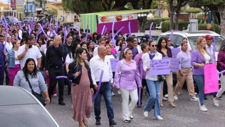 En El Rosario marchan en el Día Internacional de la Mujer.