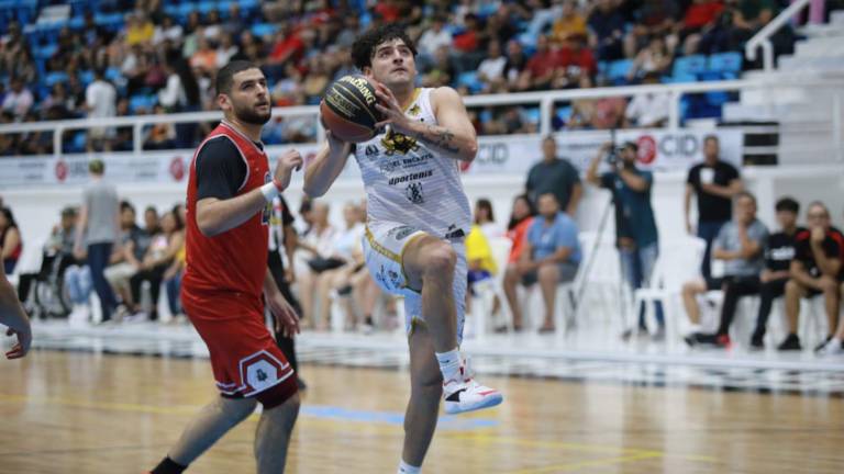 Nico García se enfila a la canasta.