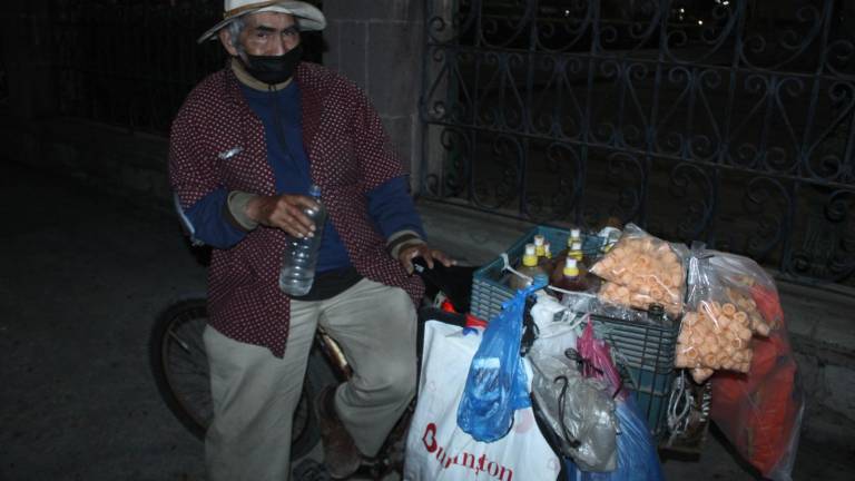 Nazario Santos, de 69 años, vende churros en las calles de Rosario, siguiendo la tradición de comerciante que le enseñó su madre.