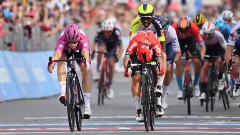 Arnaud Démare gana en ajustado cierre.