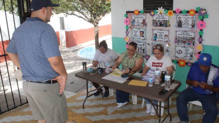 Participación de ciudadanos en la elección judicial en Rosario.