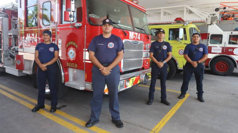 El Cuerpo Voluntario de Bomberos de Mazatlán conmemora su día este 22 de agosto, destacando la entrega de las nuevas generaciones que continúan la tradición de servicio.