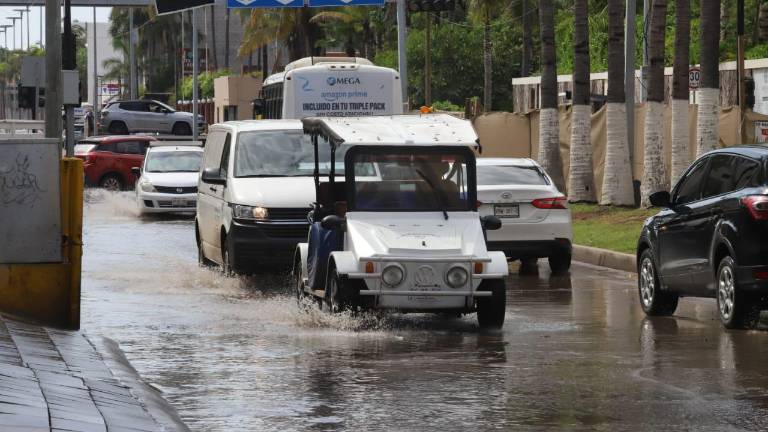 La Zona Dorada de Mazatlán después de las lluvias registradas la noche del jueves.