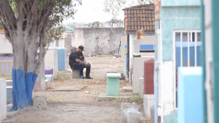 Mazatlecos cumplieron con la tradición de visitar a los papás fallecidos en el Día del Padre.