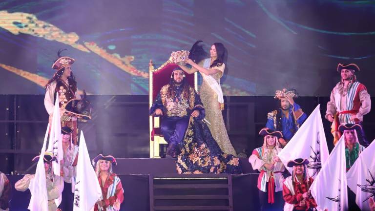 La Reina del Carnaval de Mazatlán 2025, Lucero I, fue la encargada de entregar la corona de Rey de la Alegría a Brayan I.