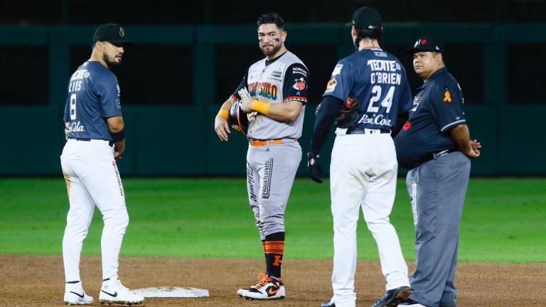 Agustín Murillo charla con Peter O’Brien, en una de las acciones del encuentro entre Tomateros y Naranjeros.