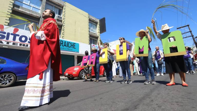 La procesión salió de la Avenida del Mar frente al Monumento al Pescador hasta llegar a la Catedral de Mazatlán.