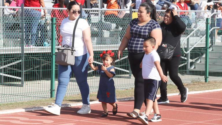 Llegan los niños acompañados de sus papás.