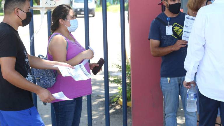 La población acude a aplicarse el refuerzo del biológico, en el Polideportivo de la UAS.