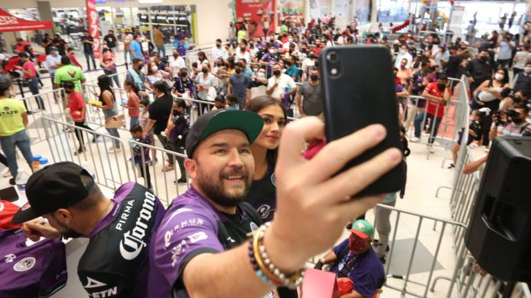Poncho Lizárraga, líder de Banda El Recodo, también estuvo presente en la firma de autógrafos de Mazatlán FC.