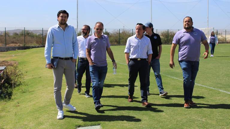 Mikel Arriola recorre las instalaciones de los Cañoneros.