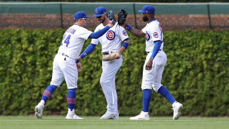 Los peloteros de los Cachorros de Chicago celebra la victoria.