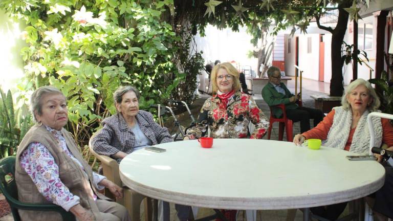 Adultos mayores habitan en la casa La Vida es Bella, donde entre ellos han creado una nueva familia.