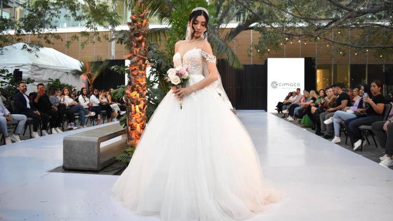 Cimaco Culiacán presenta elegantes diseños en vestidos de novias.