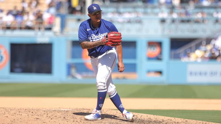 Julio Urías está interesado en seguir con su carrera en las Mayores, dice su agente.