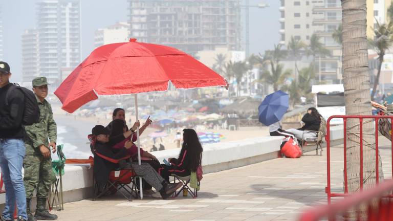 A lo largo del paseo costero se pudo apreciar familias enteras apartando su lugar.