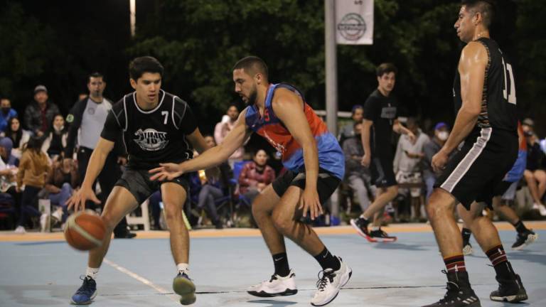 Un duelo de mucha intensidad fue el que ofrecieron Cenaduría La Esquinita y Forza Inmobiliaria en la final de la Copa Navideña de Baloncesto Delfines de Mazatlán.