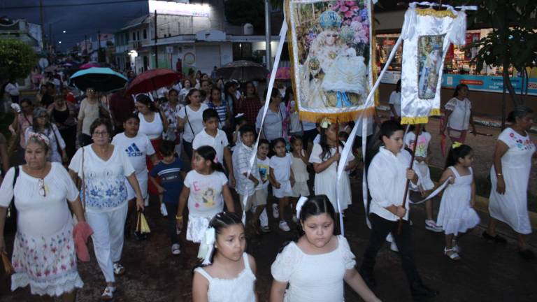 La lluvia no apagó la devoción de los infantes.
