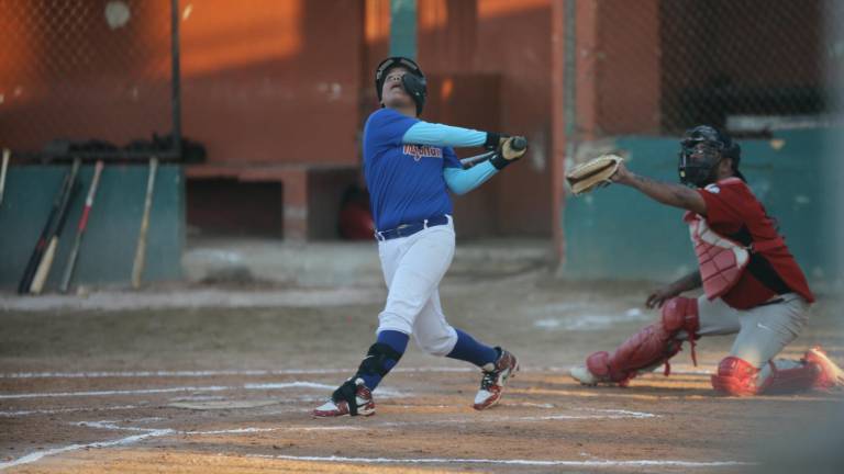 La lucha por la cima en el beisbol Meseros al Bat está candente.