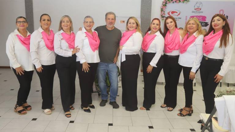 Martín Gavica entre las integrantes del Comité de Damas de la CMIC Delegación Zona Sur.