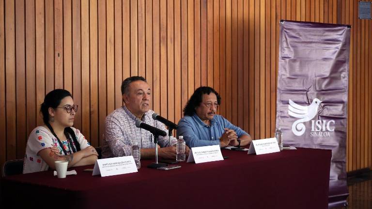 Juan Salvador Avilés Ochoa da detalles de la convocatoria, lo acompañan Inés Amézquita Ochoa, directora de Patrimonio, Museos e Investigación y Adalberto García, jefe de Investigación.