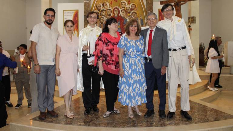 Eugenio y Vladimir Kolesnikov Dorofeeva participan en la ceremonia de celebración litúrgica de catecumenado en la Parroquia del Espíritu Santo.
