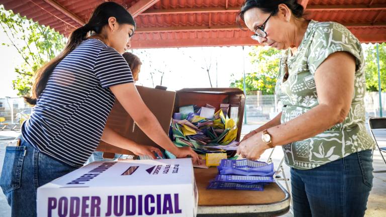 Funcionarios de casilla entregarán al INE los paquetes electorales de la elección judicial.