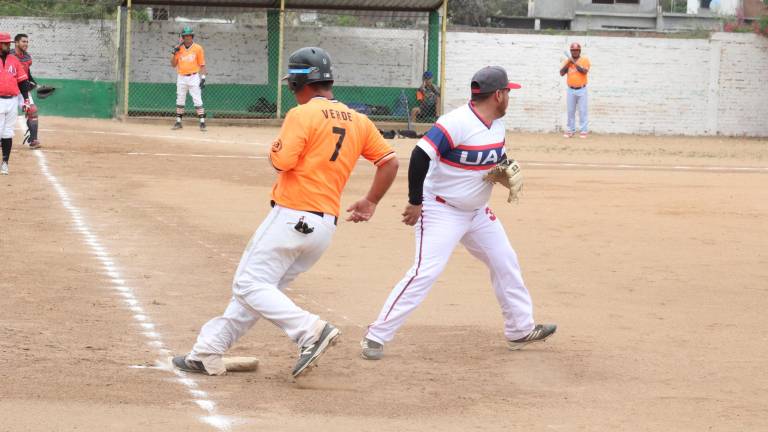 Intensas acciones se celebran en la Liga de Beisbol Burócrata Federal F.S.T.S.E. 2021.