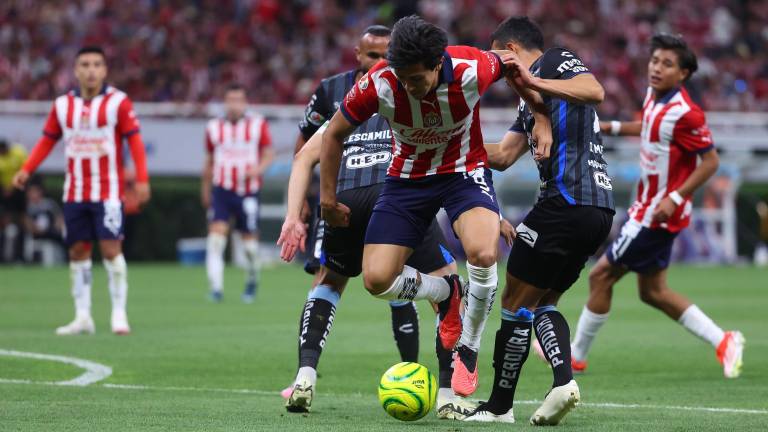 El Guadalajara superó al Querétaro y sigue en la lucha por alcanzar la Liguilla de manera directa.