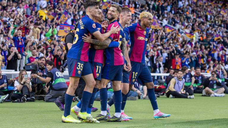 Raphinha es felicitado por sus compañeros tras anotar uno de sus dos goles ante el Real Madrid.
