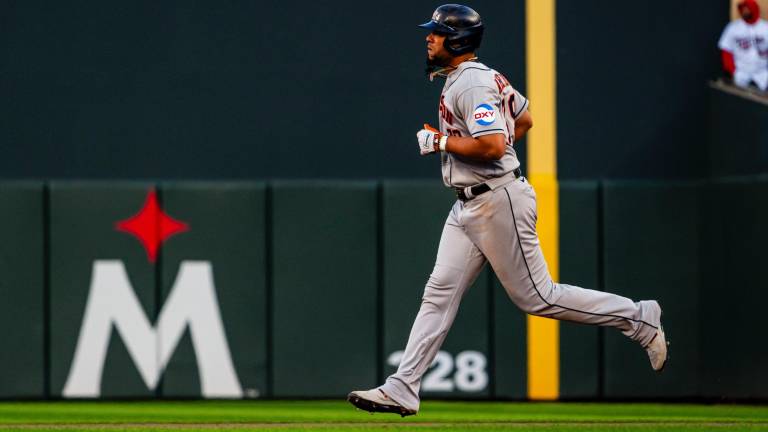 José Abreu conectó los batazos que llevaron a los Astros a la victoria en Minneapolis.