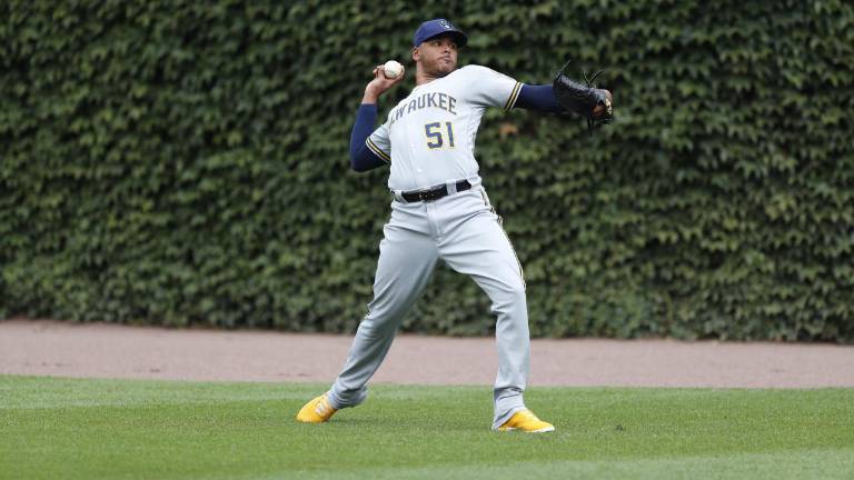 Freddy Peralta lució en el montículo en el Wrigley Field de Chicago.