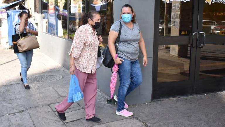 Con el incremento de casos de Covid-19 en Sinaloa, hay personas que han optado por el uso de cubrebocas para evitar alguna infección.