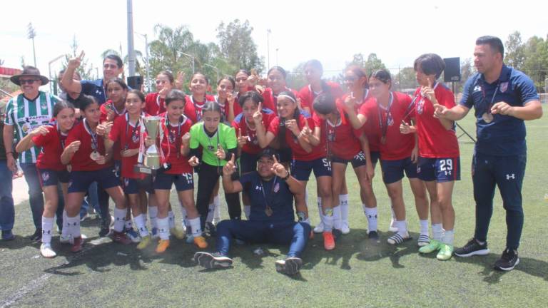 Las jugadores sinaloenses, con el trofeo de campeonas y sus respectivas medallas.