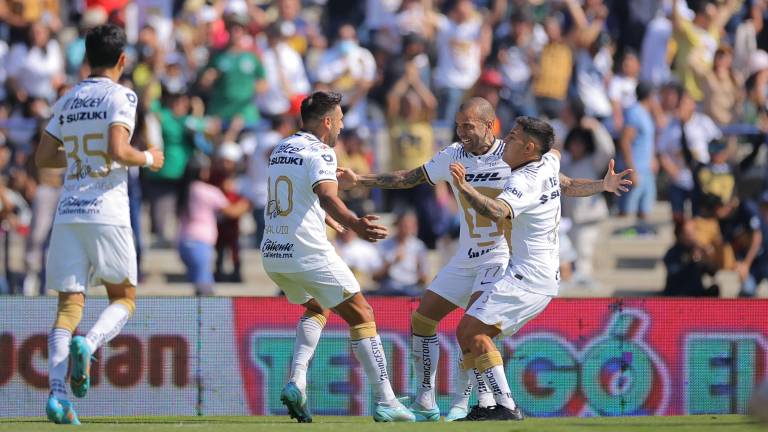 Pumas gana con una camiseta en honor a Pelé.