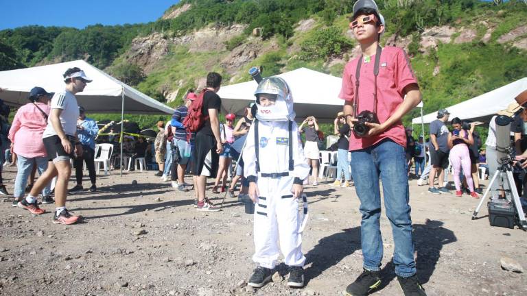 Emiliano Alcaraz se vistió de astronauta, aquí junto a Cristian Domínguez.