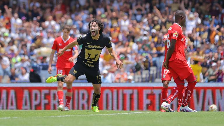 César Huerta celebra su anotación.